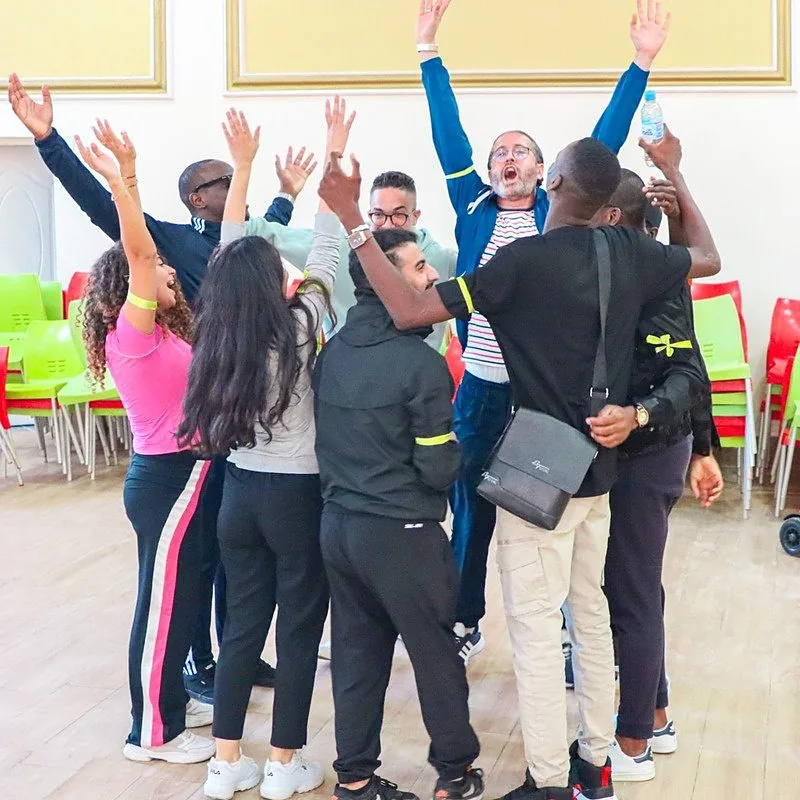 Collaborateurs qui célèbrent ensemble pendant un défi d'équipe
