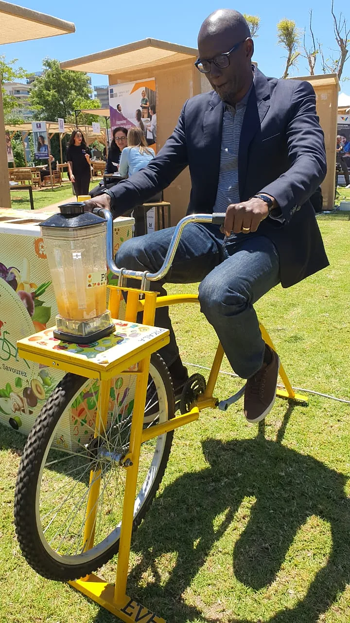 Participant qui pédale sur un vélo smoothie Pikala en plein air