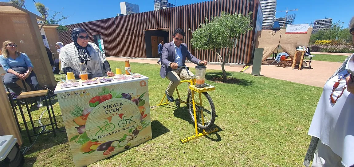 Stand Pikala et vélo smoothie installés sur une pelouse