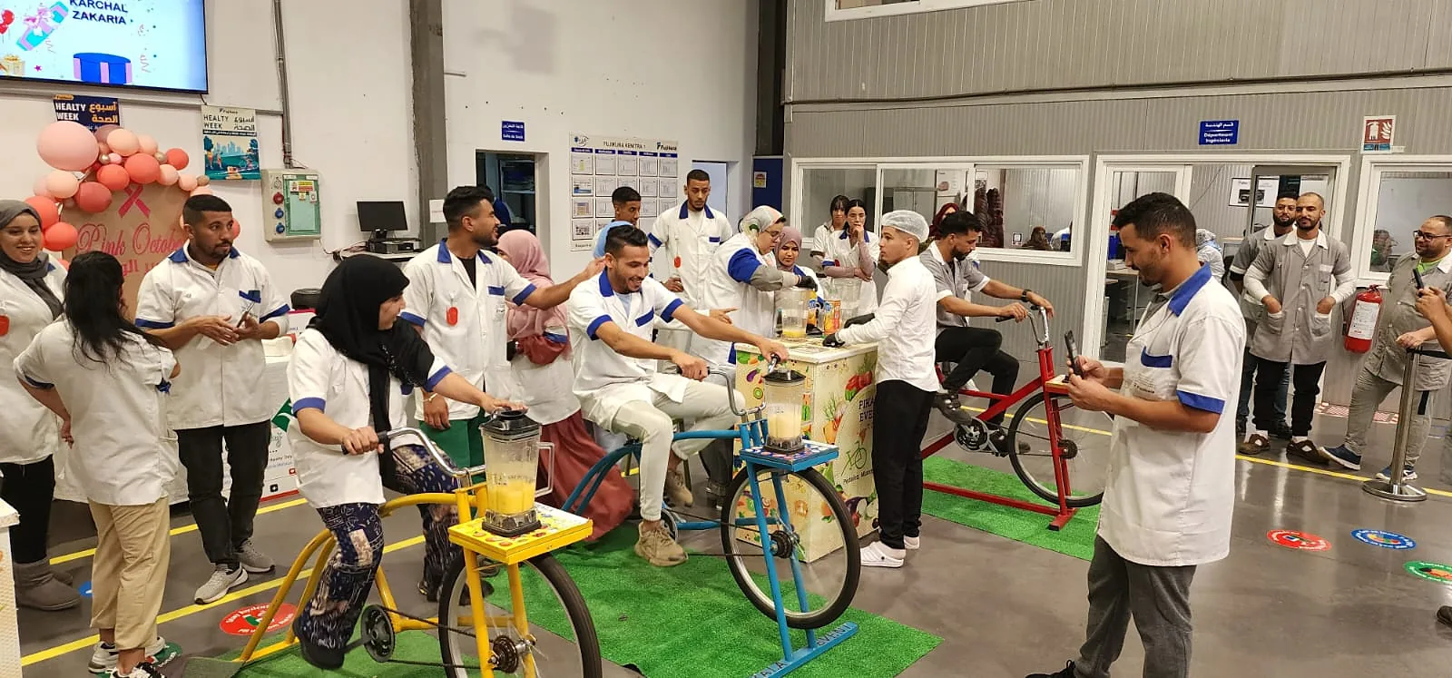 Collaborateurs réunis autour des vélos smoothie Pikala