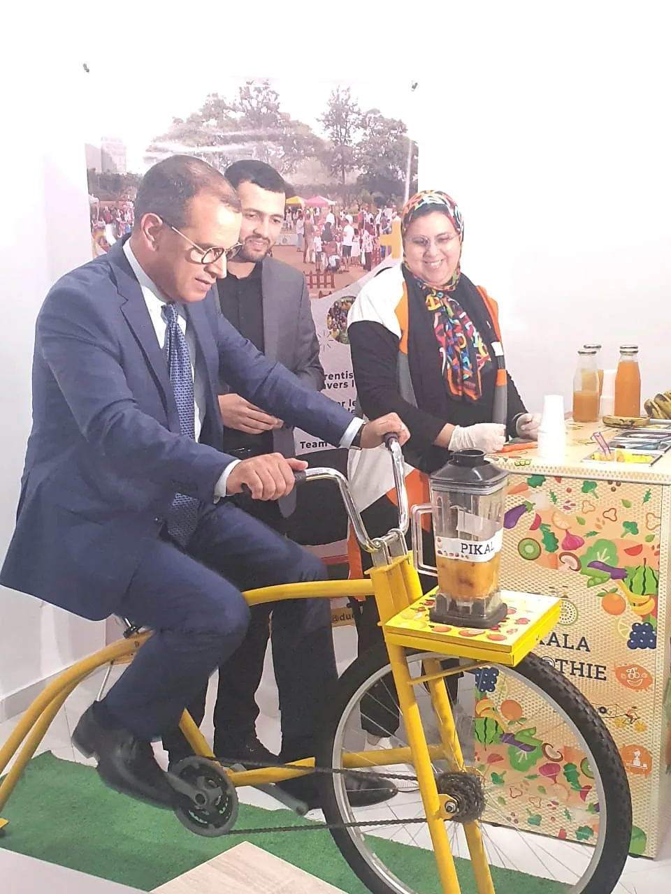 Invité qui prépare son smoothie sur un vélo Pikala dans un espace VIP