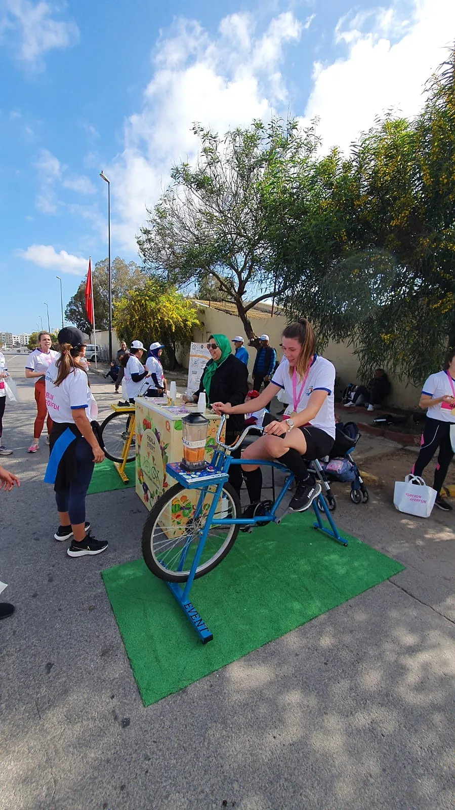 Vélo smoothie Pikala installé en marge d'une course