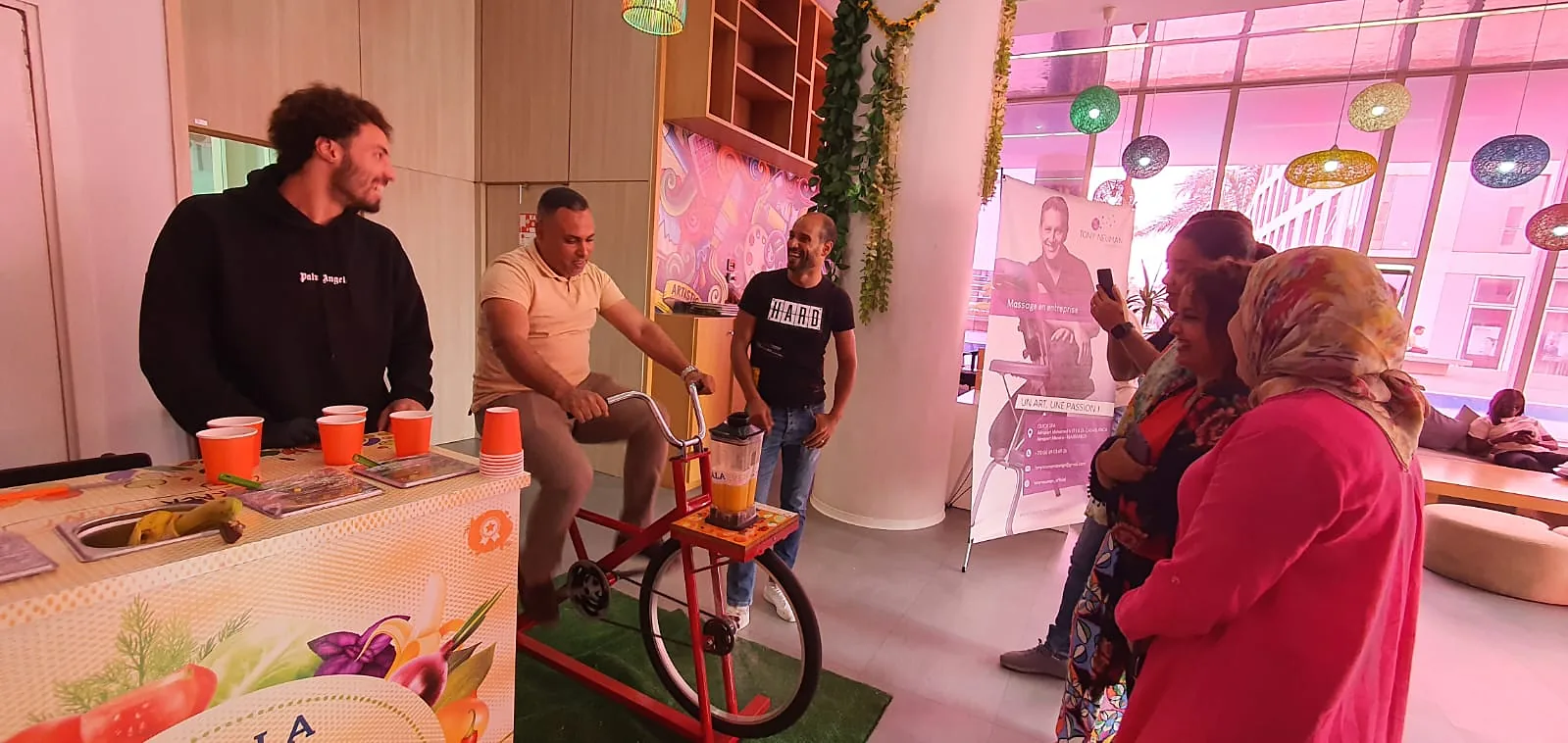 Équipe qui prépare des smoothies sur le vélo Pikala