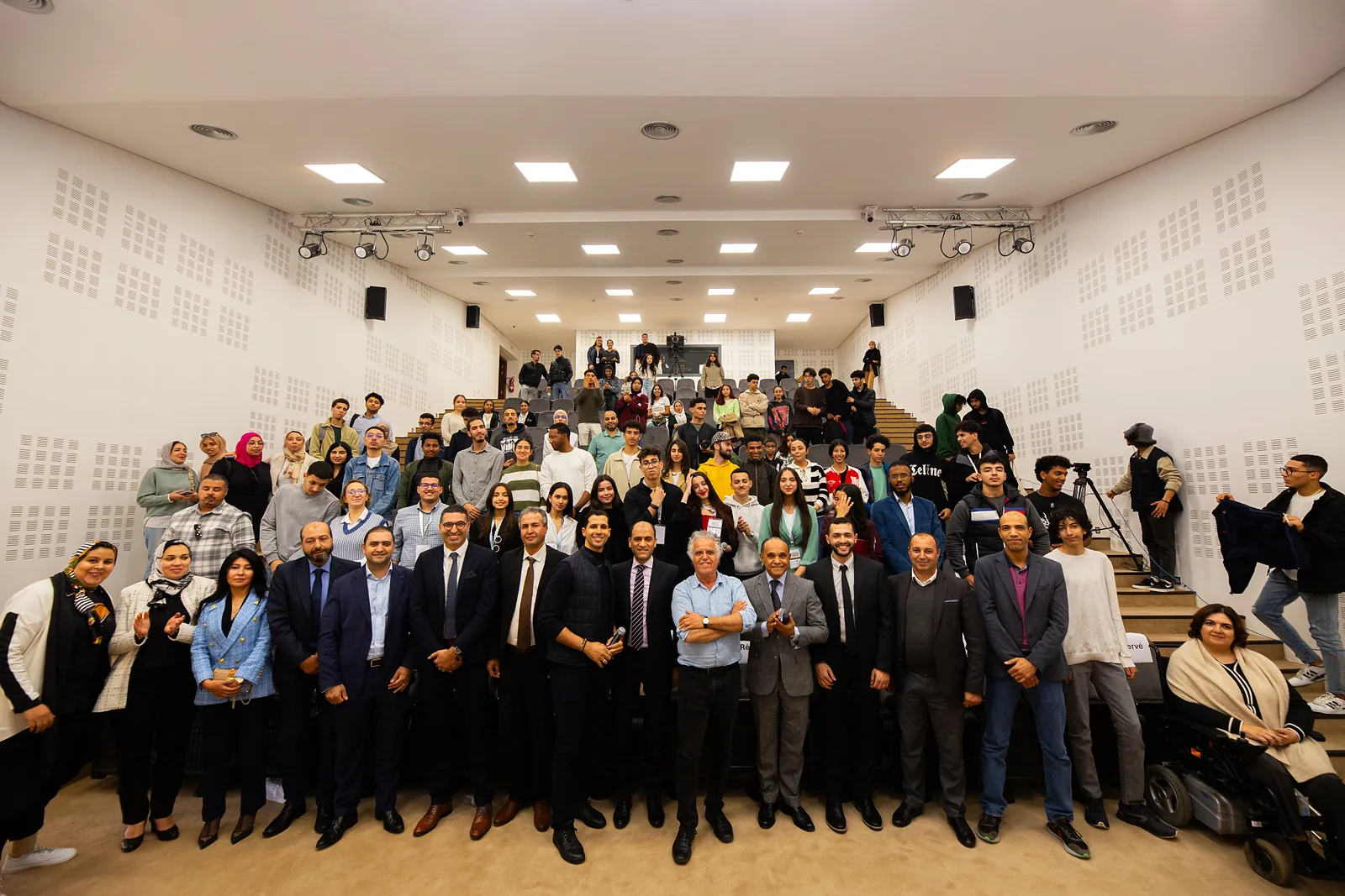 Photo de groupe des participants à la conférence
