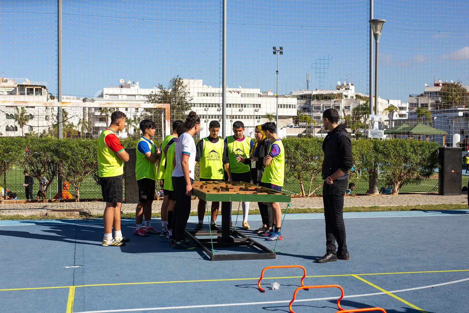 Étudiants autour d'un jeu de stratégie géant sur un terrain de sport