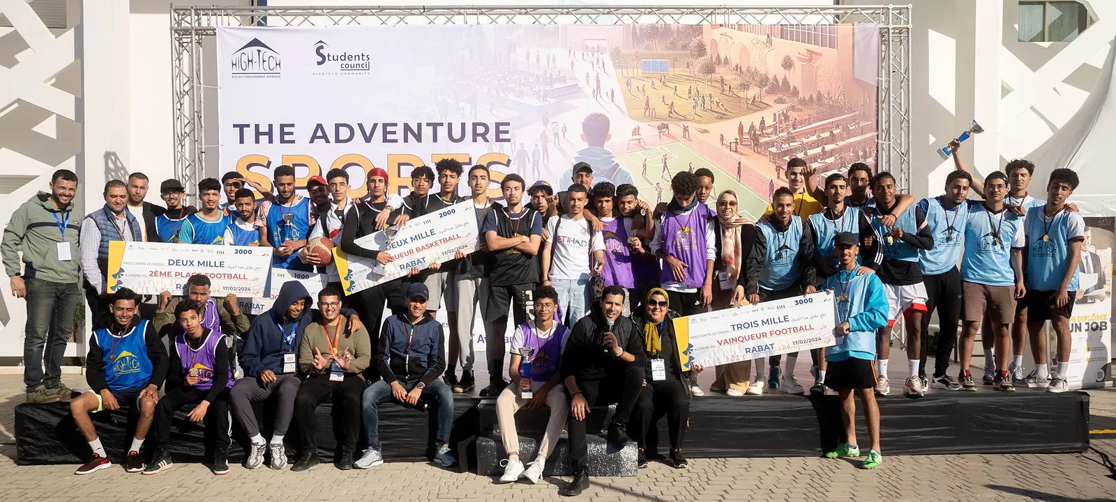 Participants réunis devant la banderole The Adventure Sports Learning