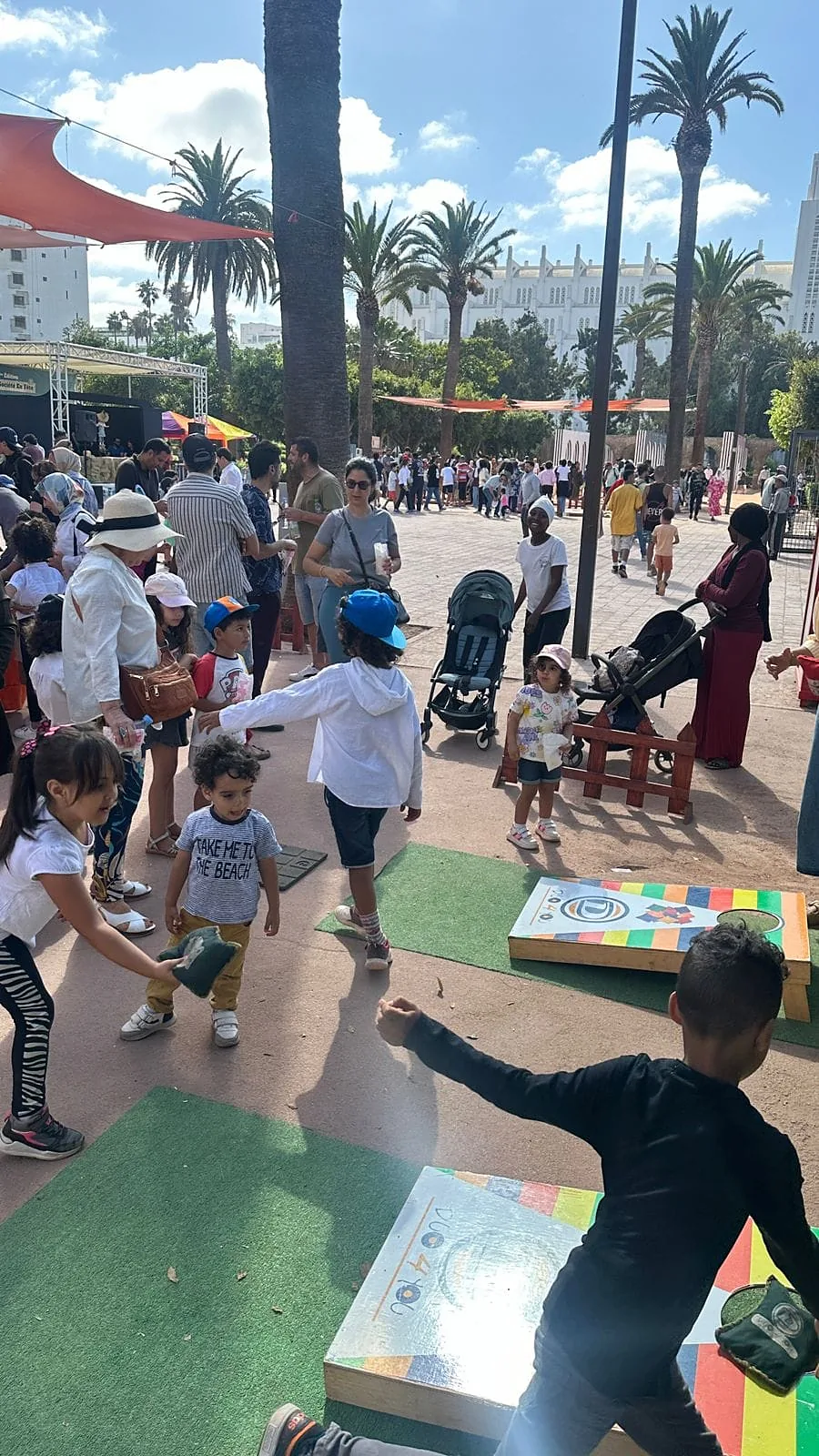 Enfants et parents qui jouent ensemble en plein air