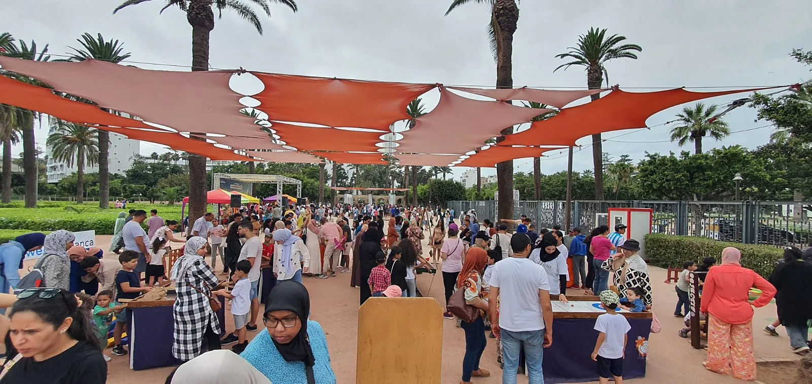 Familles qui jouent ensemble sous les voiles du Festival des Jeux de Société