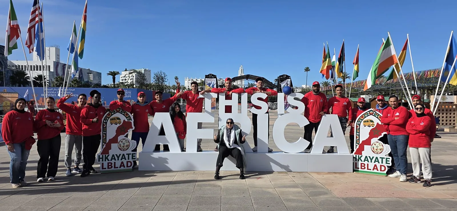 L'équipe Duo 4 You devant l'installation « This is Africa » de Hkayate L'Blad