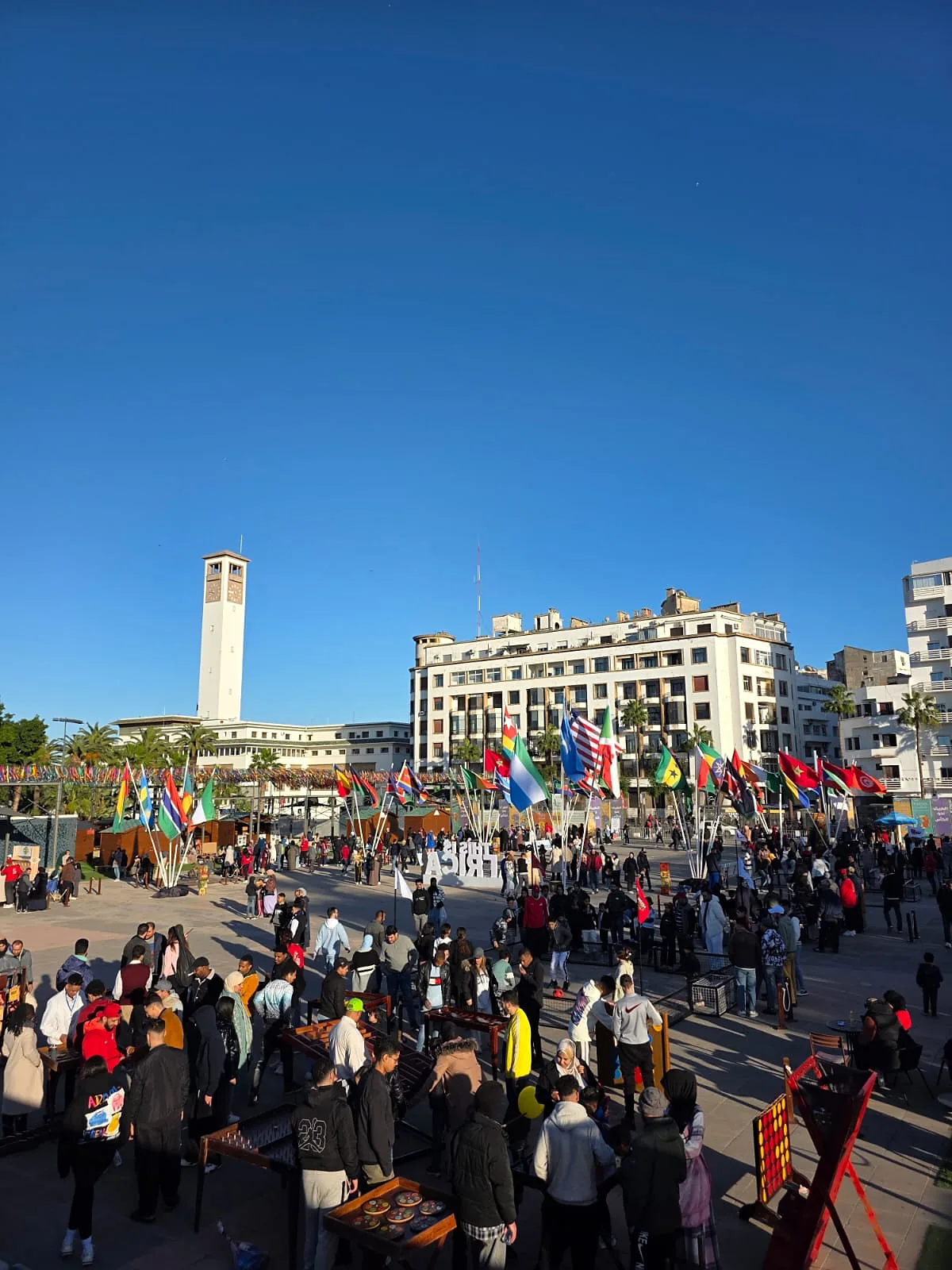 Grand public réuni sur une place de Casablanca autour d'une expérience Duo 4 You